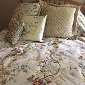Waterford Bedding Queen comfort, pillows, shams
